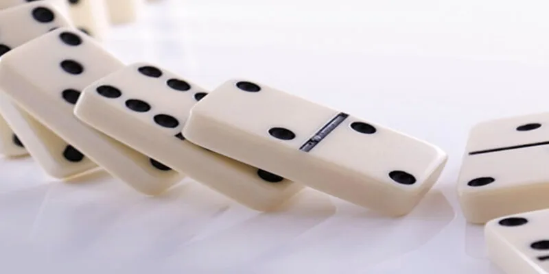 Domino là sản phẩm cá cược với các quân bài hình chữ nhật bằng gỗ